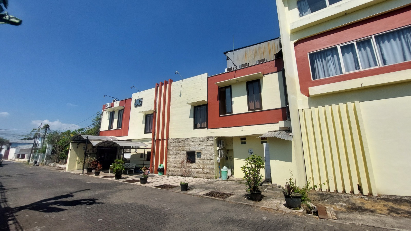 AGUNAN LELANG DUA BANGUNAN HOMESTAY STRATEGIS