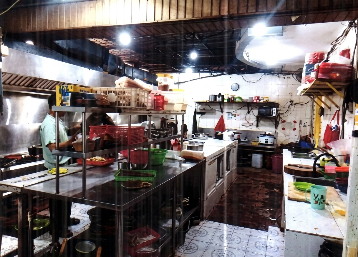SEGERA LELANG RUMAH DUA LANTAI & RESTORAN - Thumbnail 5
