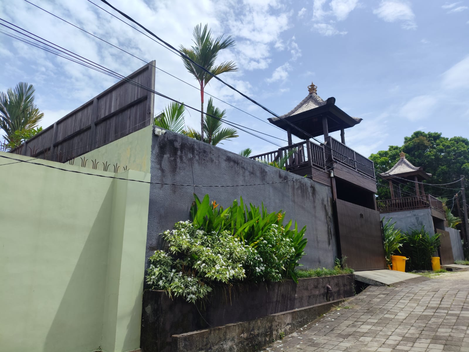 AGUNAN LELANG RUMAH VILLA